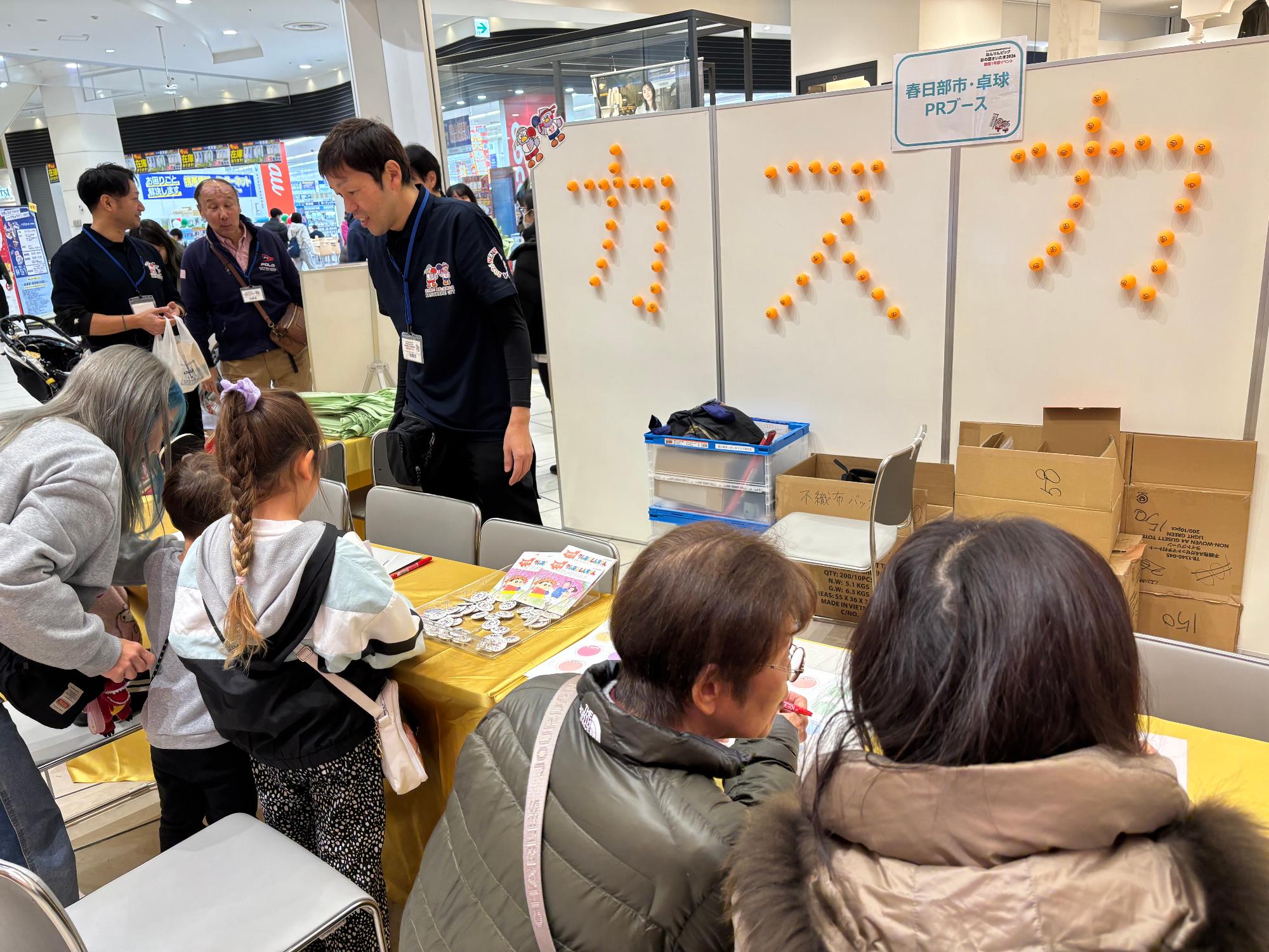 応援メッセージを書く来場者