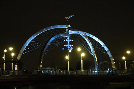 古利根公園橋 ブルーライトアップの様子