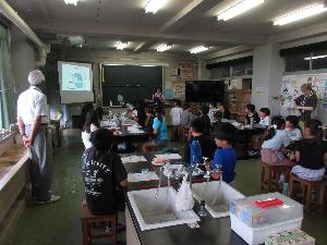 スライム教室で講師の説明を児童が聞いている写真