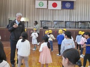 けん玉教室で、大勢の児童がけん玉で遊んでいる写真