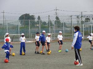 うんどう遊び教室で児童がボール遊びをしている写真