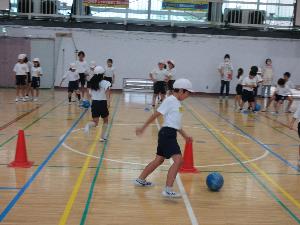 うんどう遊び教室で児童がボール遊びをしている写真