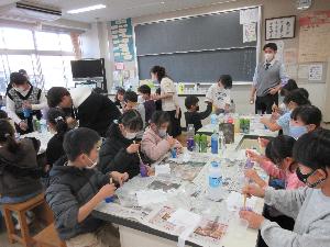 スライム教室で児童がスライム作りをしている写真