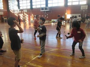 けん玉教室で大勢の児童がけん玉で遊んでいる写真