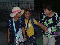 仲睦まじい様子で会話する祖母とその孫の写真