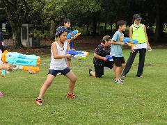 水鉄砲で遊ぶイベント参加者の写真