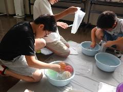 室内夏まつりイベントで宝石＆ヨーヨーすくいを行う児童