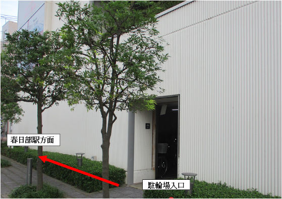 建物東側駐輪場出入口