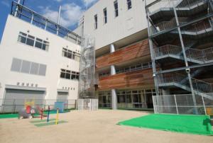 外壁の一部に木目の壁がある、春日部第2児童センター「グーかすかべ」外観の写真