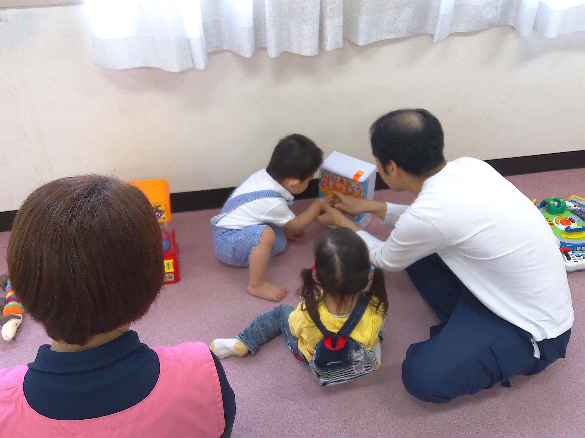 他の参加者と遊ぶパパさんの姿も。