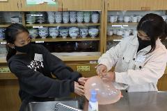みかんの皮の汁で風船を割る実験の様子