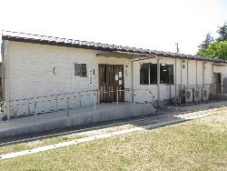 スロープ、階段がある入り口付近の中野放課後児童クラブの写真