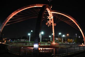 オレンジ色にライトアップされた古利根公園橋の写真