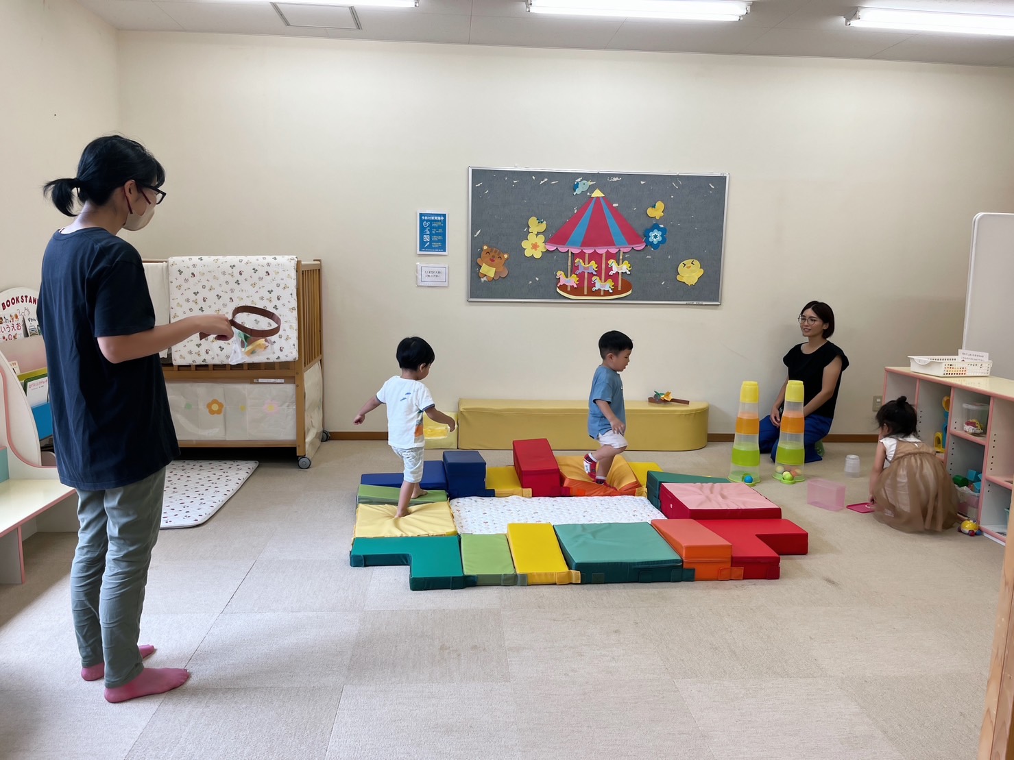 地域子育て支援拠点で遊ぶ親子の様子