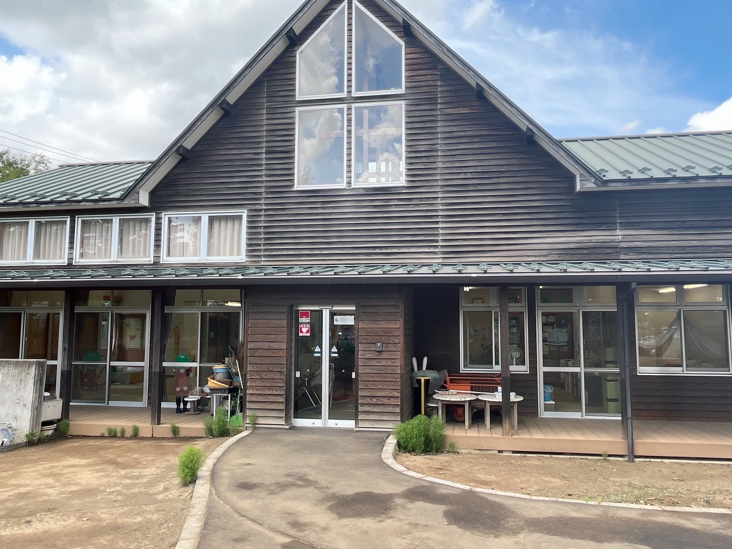 春日部市内にある瓦屋根が特徴的な庄和子育て支援センターの外観を撮影した写真