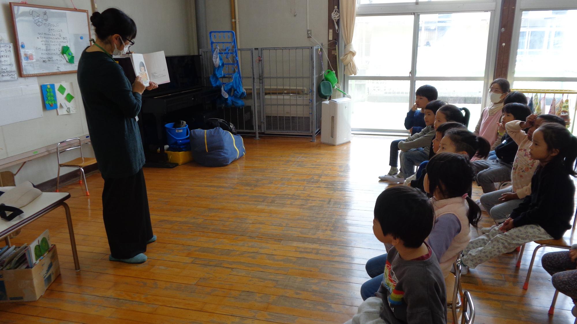 絵本の読み聞かせ