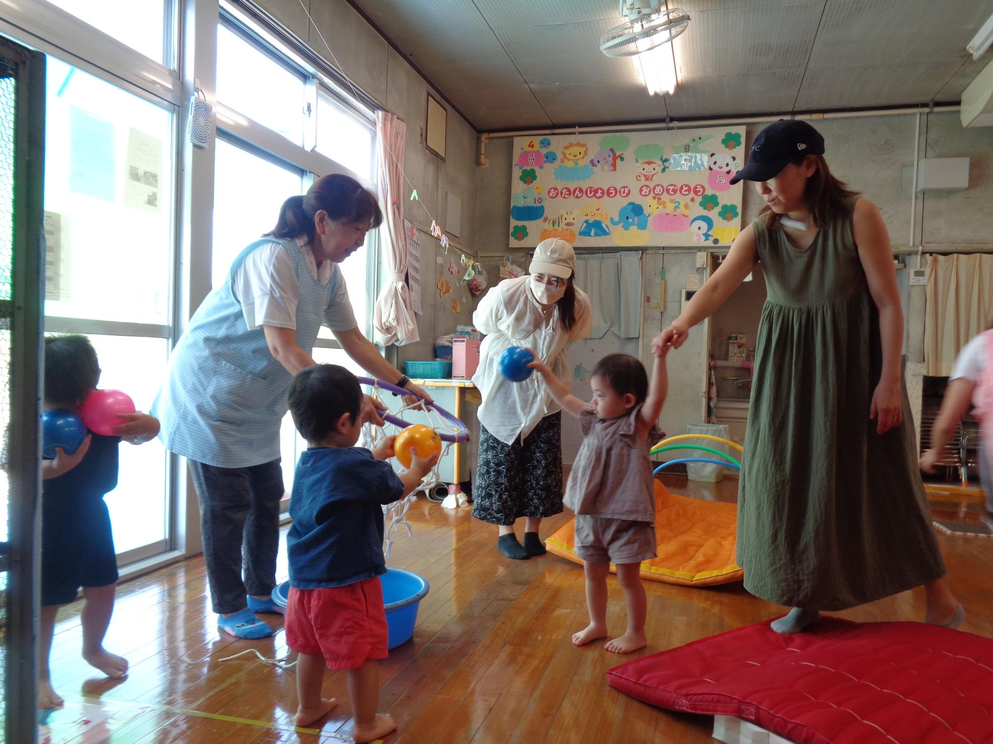 ボールで遊ぶ親子