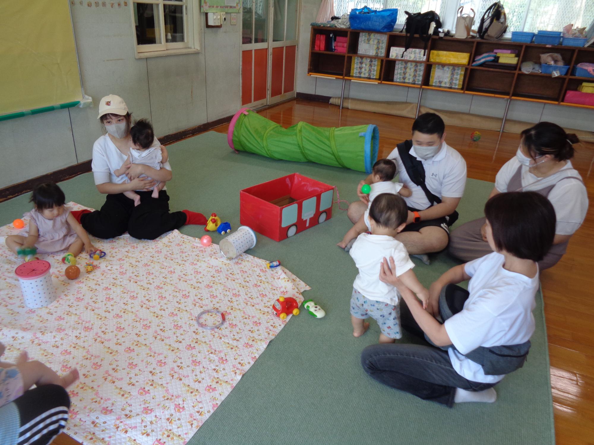 玩具で遊ぶ様子