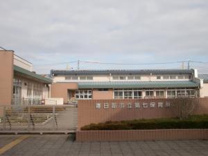 レンガ調の壁が特徴的な春日部市立第7保育所正面をやや遠目のアングルから撮影した写真