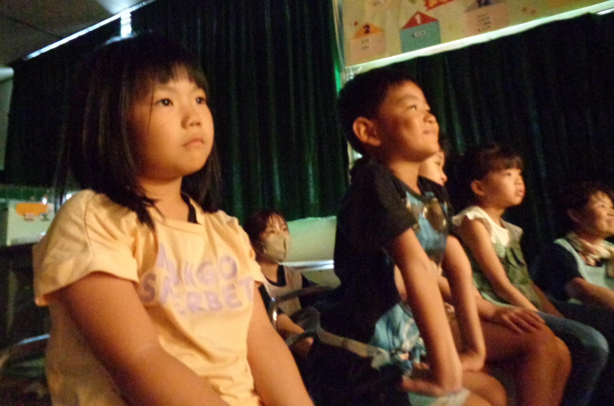 3びきのこぶたの人形劇に見入るこども達