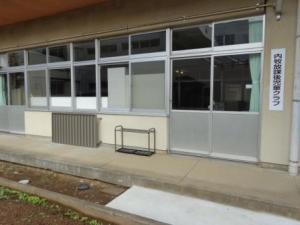 白色の背景に内牧放課後児童クラブと黒色で印字された看板が掲げられている内牧放課後児童クラブ2の外観を撮影した写真