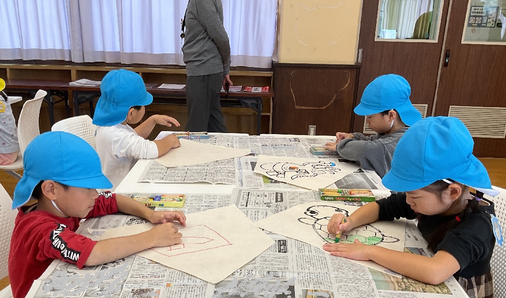 絵を描いたり色を塗ったりして自分の凧作り