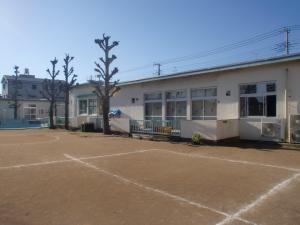 武里市民センターに隣接する白色外壁の春日部市立第4保育所の外観をグラウンド側から撮影した写真