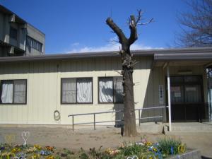 内牧放課後児童クラブ1の1階建ての建物の外観で、建物の手前には花壇がある様子の写真