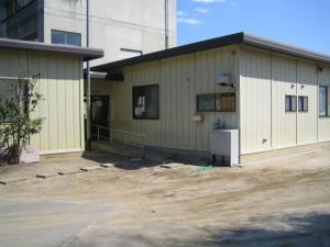 立野放課後児童クラブ1・2の1階建ての建物2棟の外観で、建物の手前には地面が広がっている様子の写真