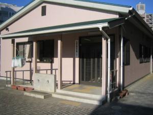 ピンクの外壁で平屋建ての粕壁放課後児童クラブ外観の写真