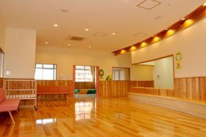 春日部市立子育て支援センターのワックスでフローリングがピカピカしている一室の内部を撮影した写真