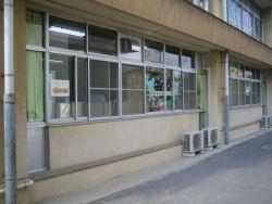 大きな窓がたくさんある茶色い外壁の川辺放課後児童クラブの外観の写真