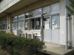 大きな窓がたくさんある白い外壁の小渕放課後児童クラブの外観の写真