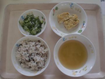 小豆ごはん、擬製豆腐、きゅうりとしらすの酢の物、味噌汁の写真
