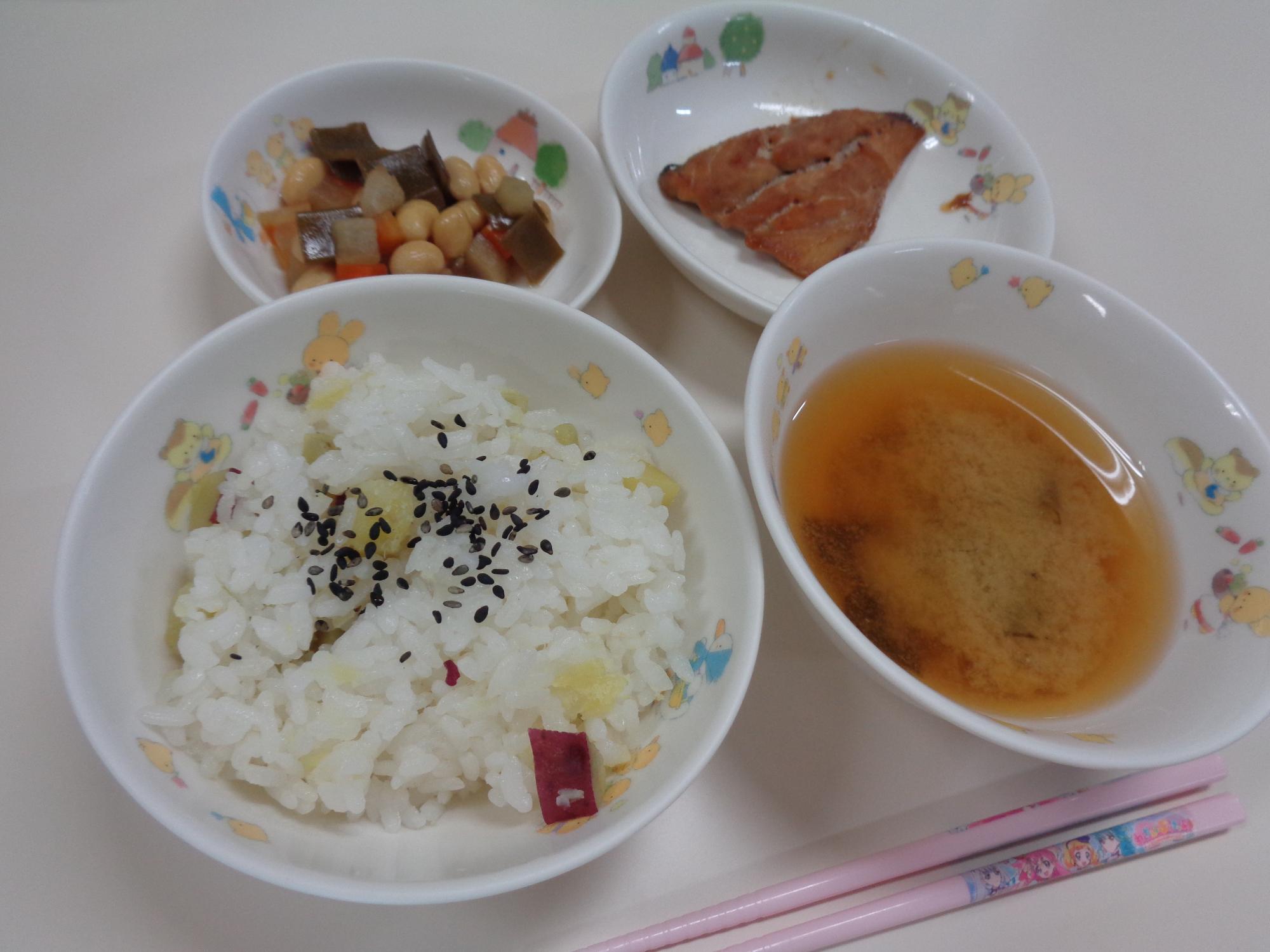 さつまいもご飯、鯖の生姜焼き、大豆の五目煮、わかめの味噌汁の写真