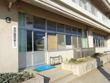 大きな窓がたくさんあり、入口が引き戸になっている南桜井放課後児童クラブ2の外観の写真