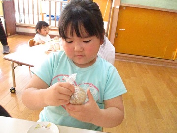 こどもがおにぎりを握る写真