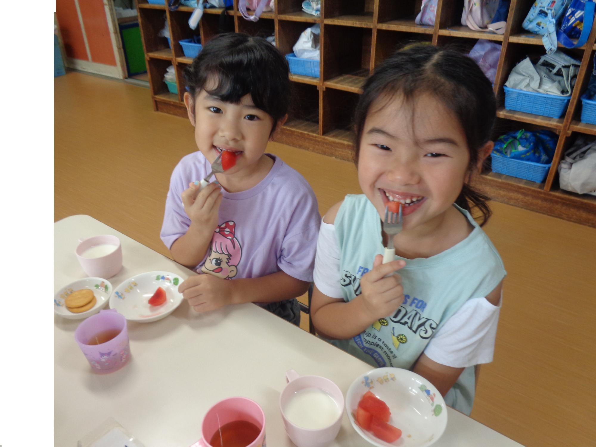おやつの時間にプラムを食べました