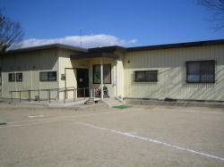 春日部市立豊春小学校内にある豊春放課後児童クラブの外観をグラウンド側から撮影した写真