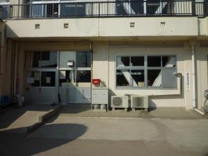 豊野放課後児童クラブがある春日部市立豊野小学校内の教室の外観を正面から撮影した写真