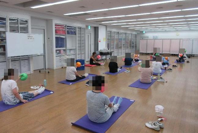 ボールを使って握力アップする運動の様子