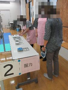 握力測定をしている様子