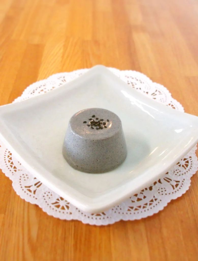 白いお皿にのった黒ごまのふわふわ豆乳プリンの写真