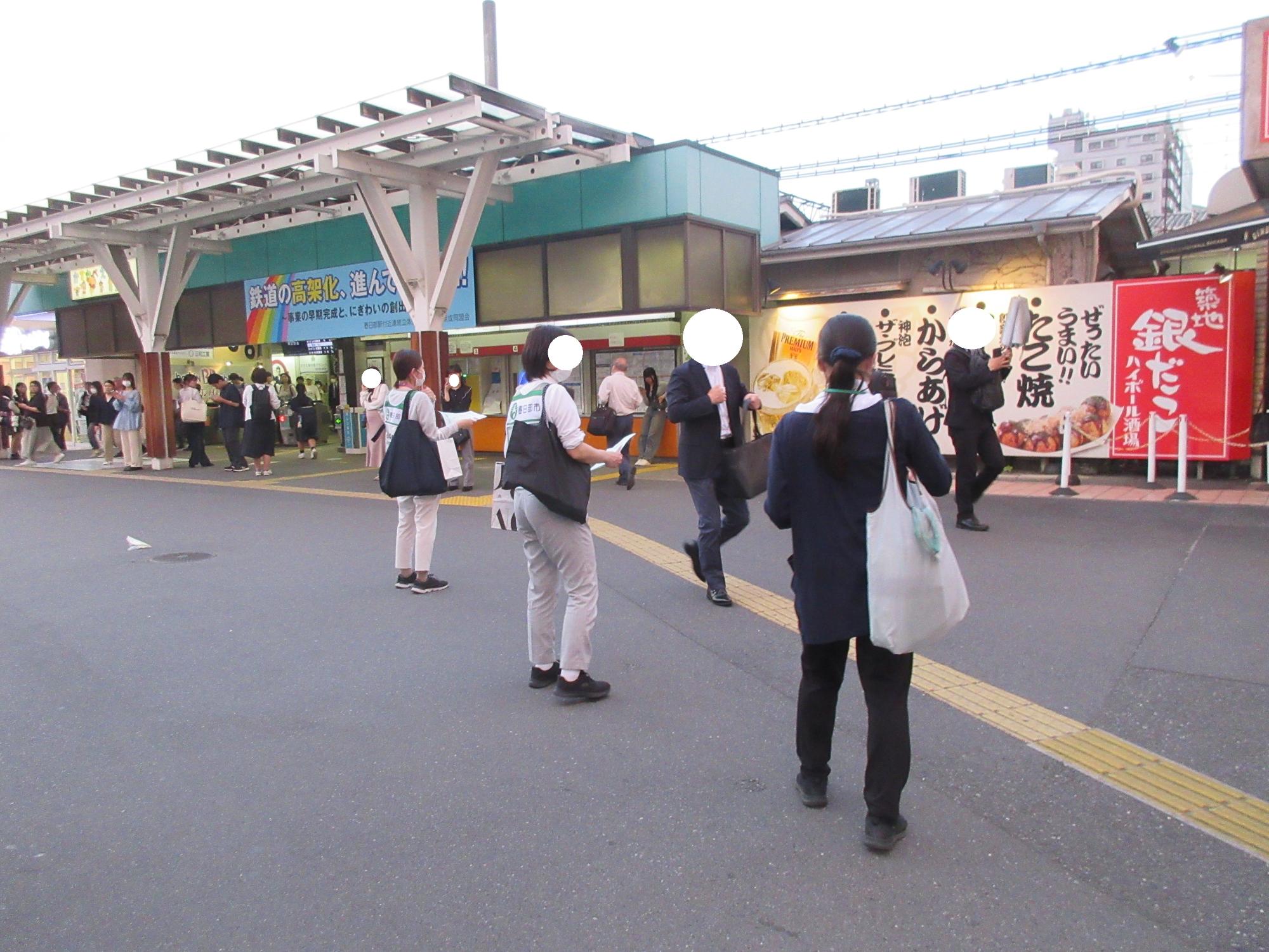 令和7年度 春日部駅での啓発活動の様子