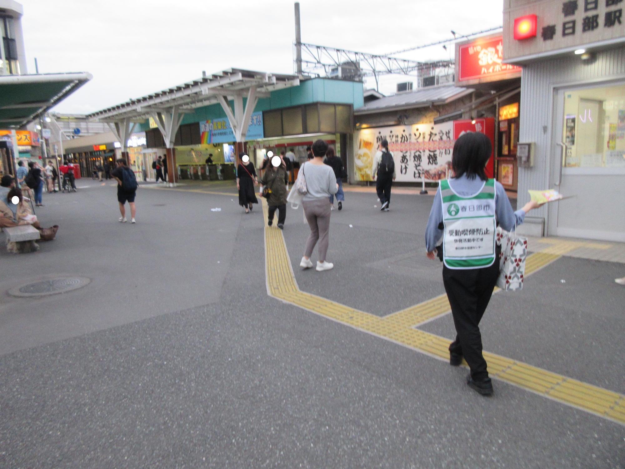 令和8年度 春日部駅での啓発活動の様子