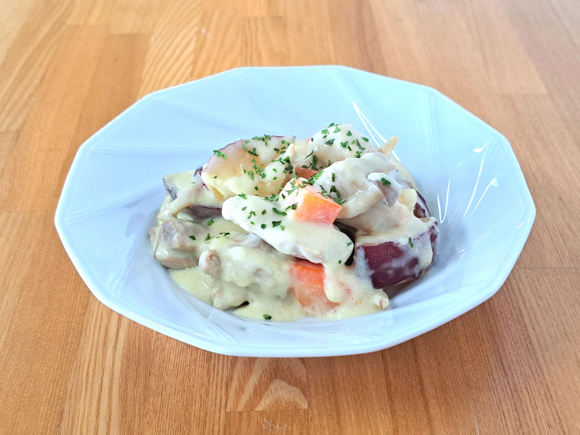 白いお皿によそった和風シュクメルリの写真