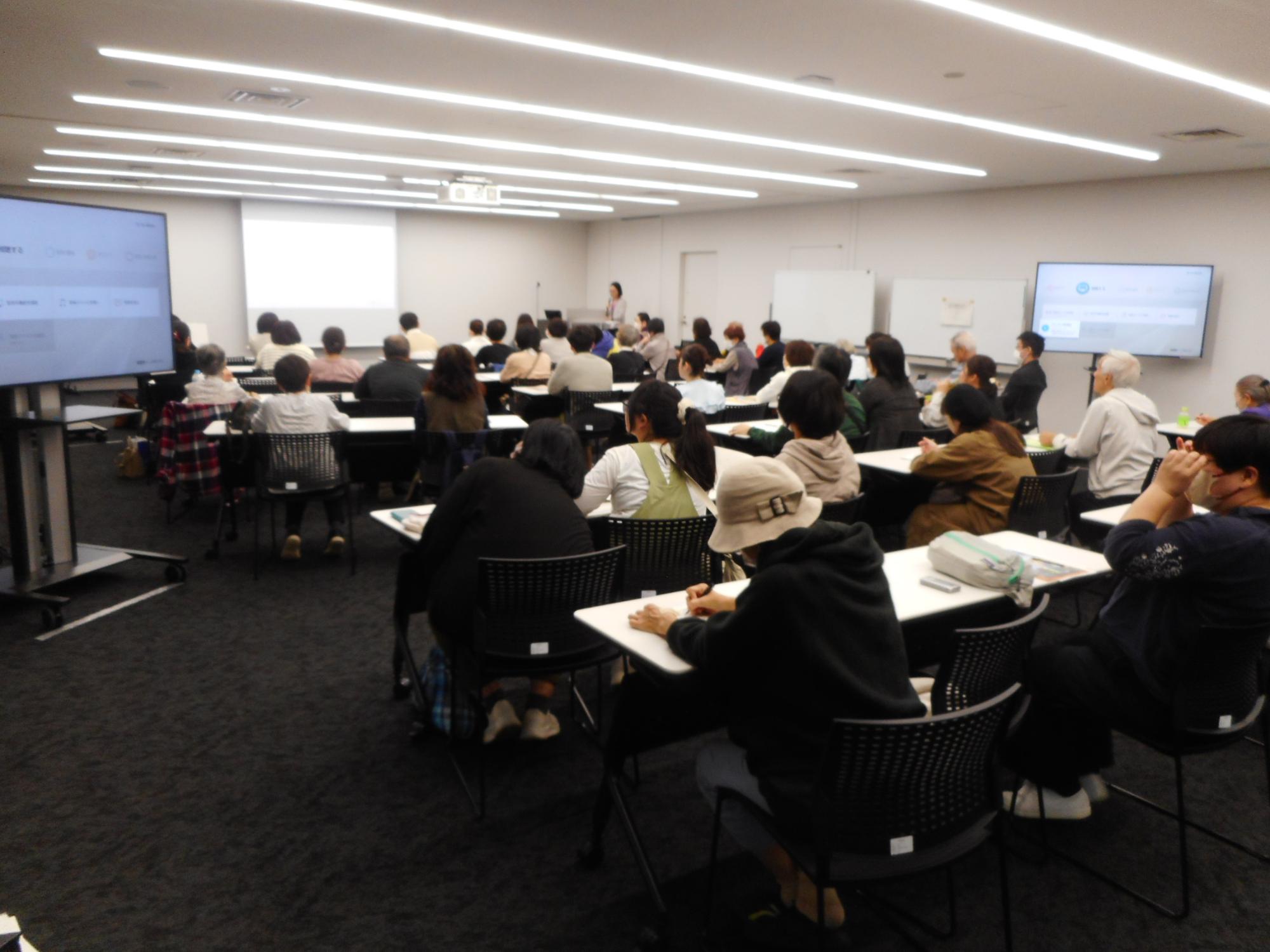 かすかべで介護を盛り上げるぞぉ～！～現役ケアニンによるトークセッション～の様子