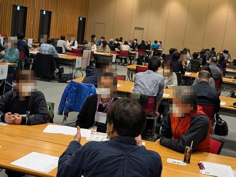 心不全についてグループごとにディスカッションをする医療・介護職3