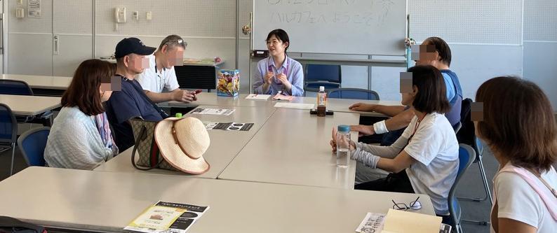 ハルカフェの参加者が話している様子の写真