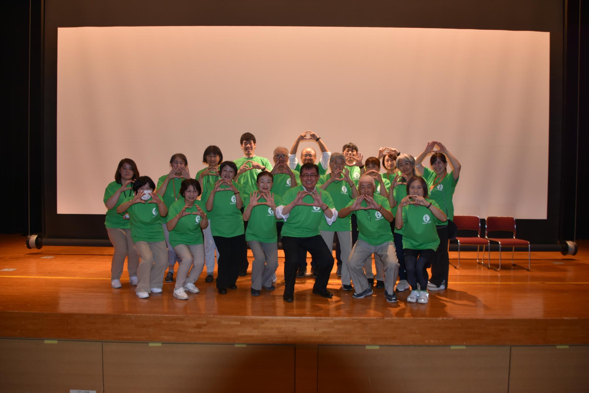 飯島先生、フレイルサポーター、フレイルトレーナーが指輪っかポーズをしている様子